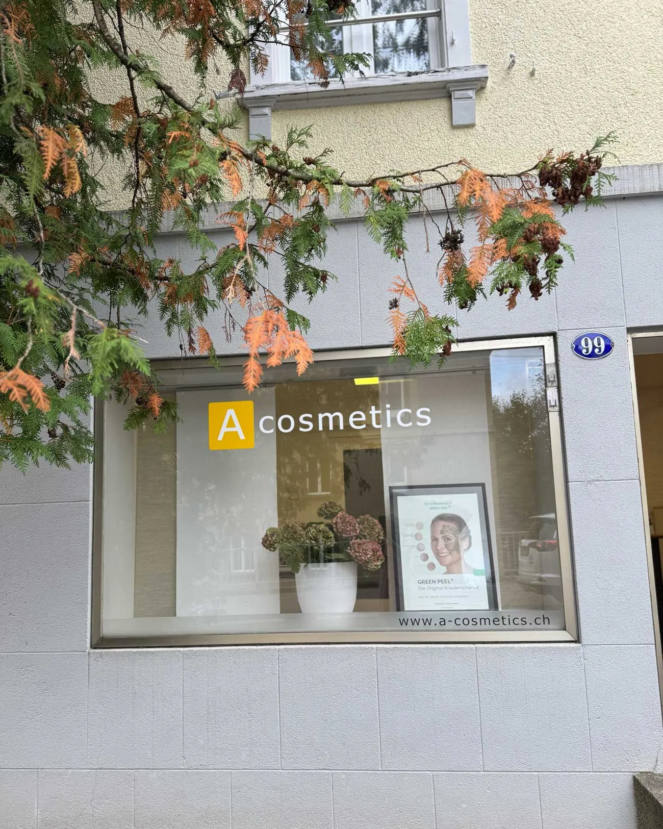 Schaufenster von A-Cosmetics an der Felsenstrasse 99 in St. Gallen