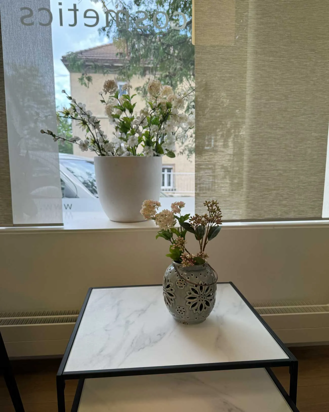 Fensterplatz mit Blumen