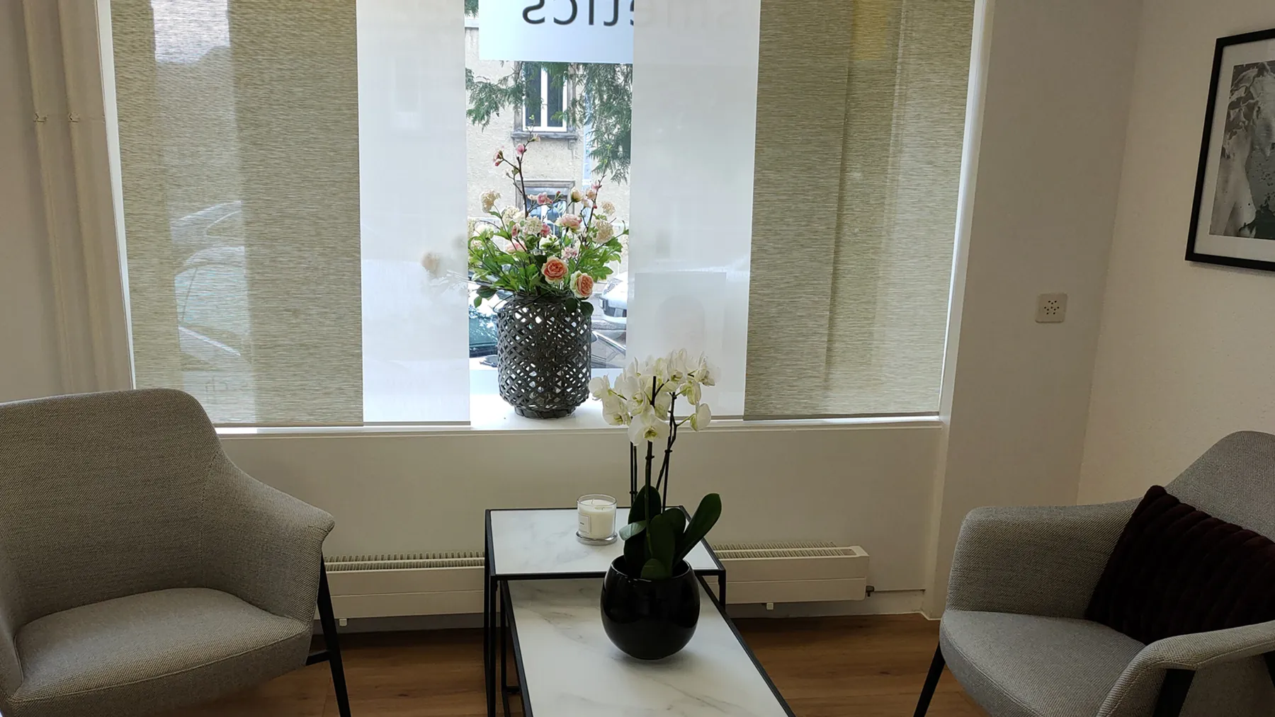 Wartebereich mit Sesseln und Orchideen