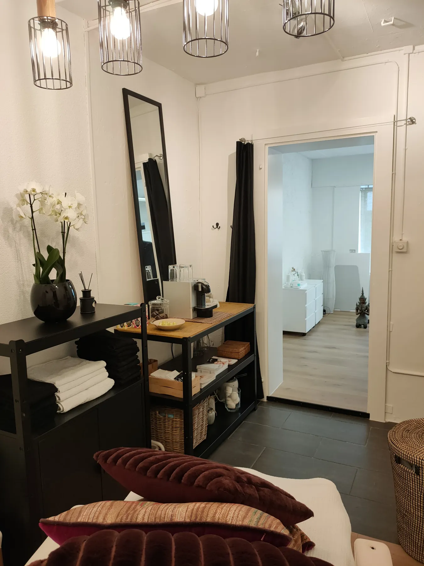 Spiegel und Arbeitsplatz im Studio